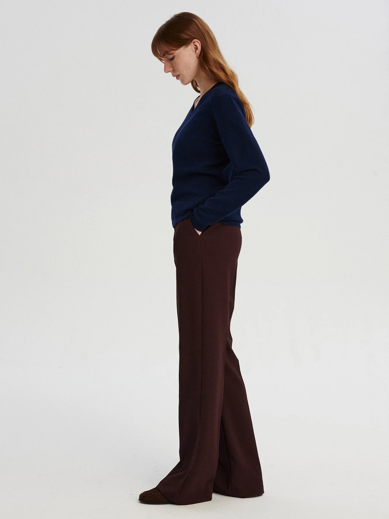 kaszmirowa bluzka z dekoltem w serek w kolorze granatowym