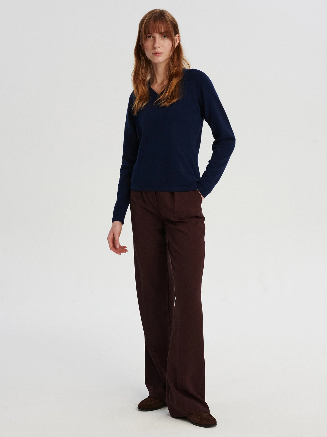 kaszmirowa bluzka z dekoltem w serek w kolorze granatowym