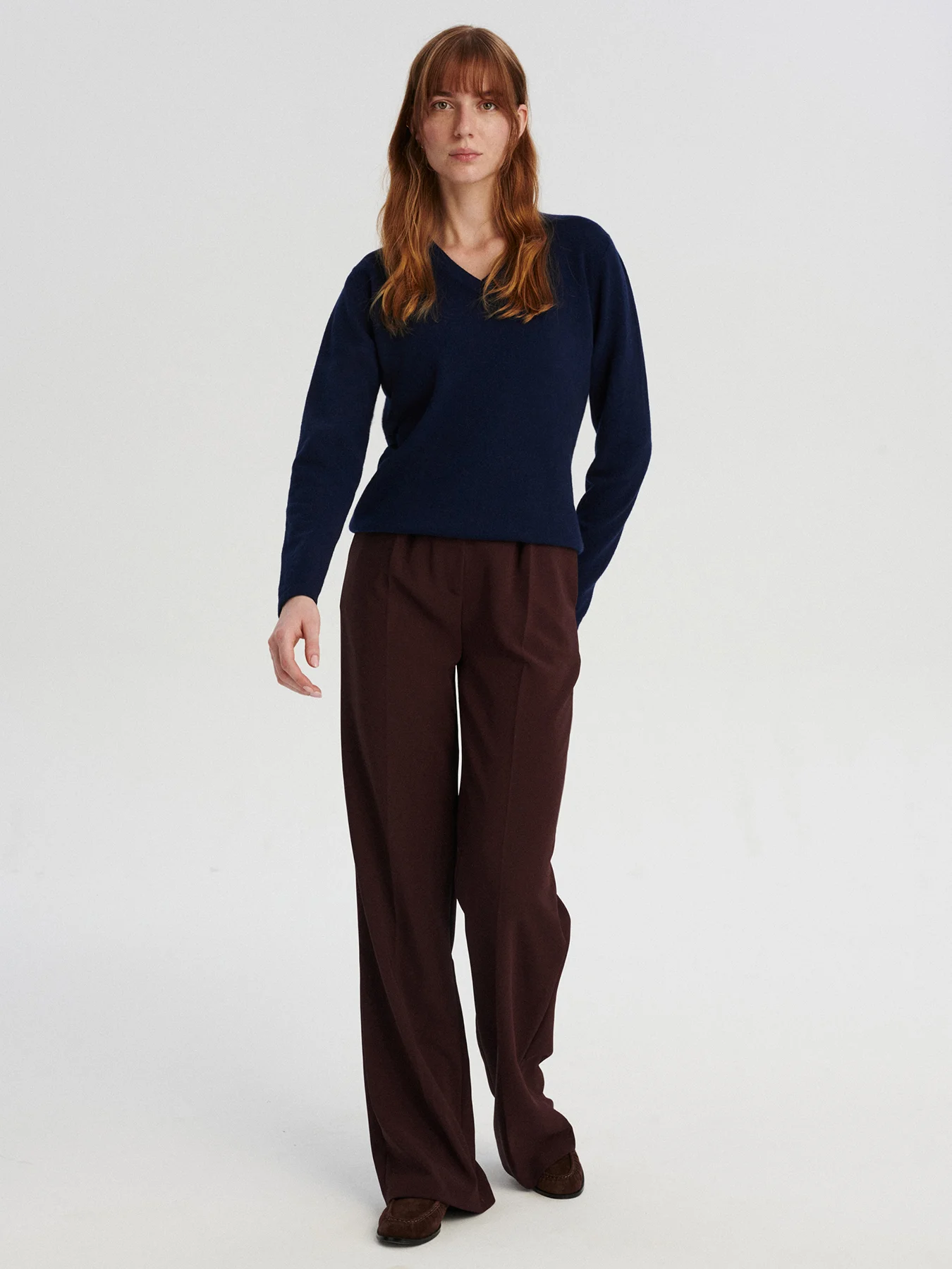 kaszmirowa bluzka z dekoltem w serek w kolorze granatowym