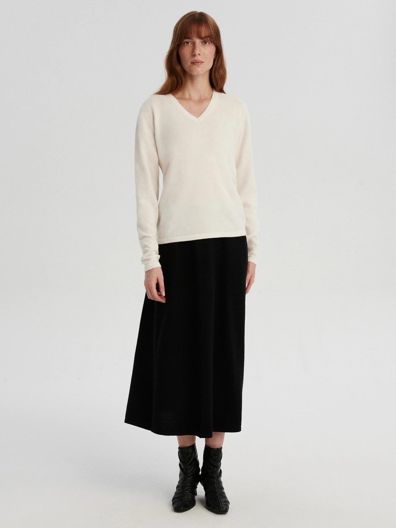 kaszmirowa bluzka z dekoltem w serek w kolorze kremowym