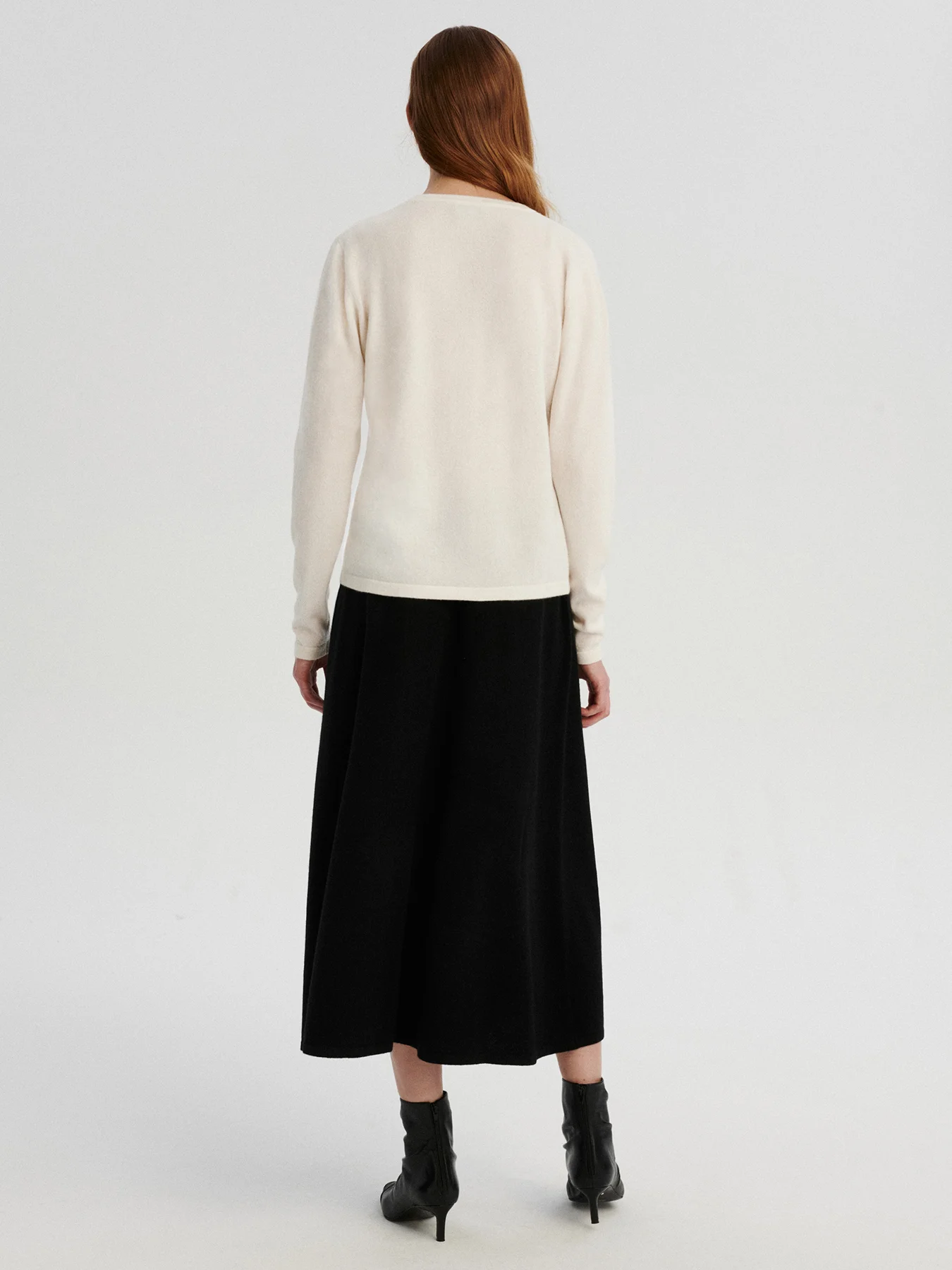 kaszmirowa bluzka z dekoltem w serek w kolorze kremowym