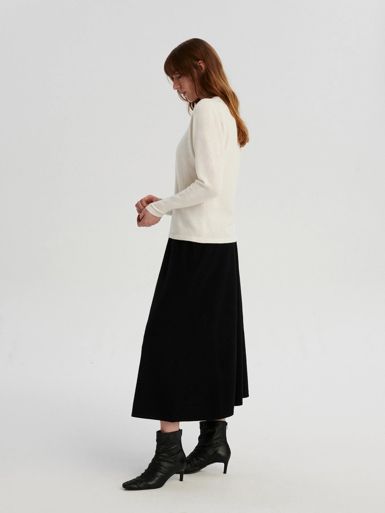 kaszmirowa bluzka z dekoltem w serek w kolorze kremowym