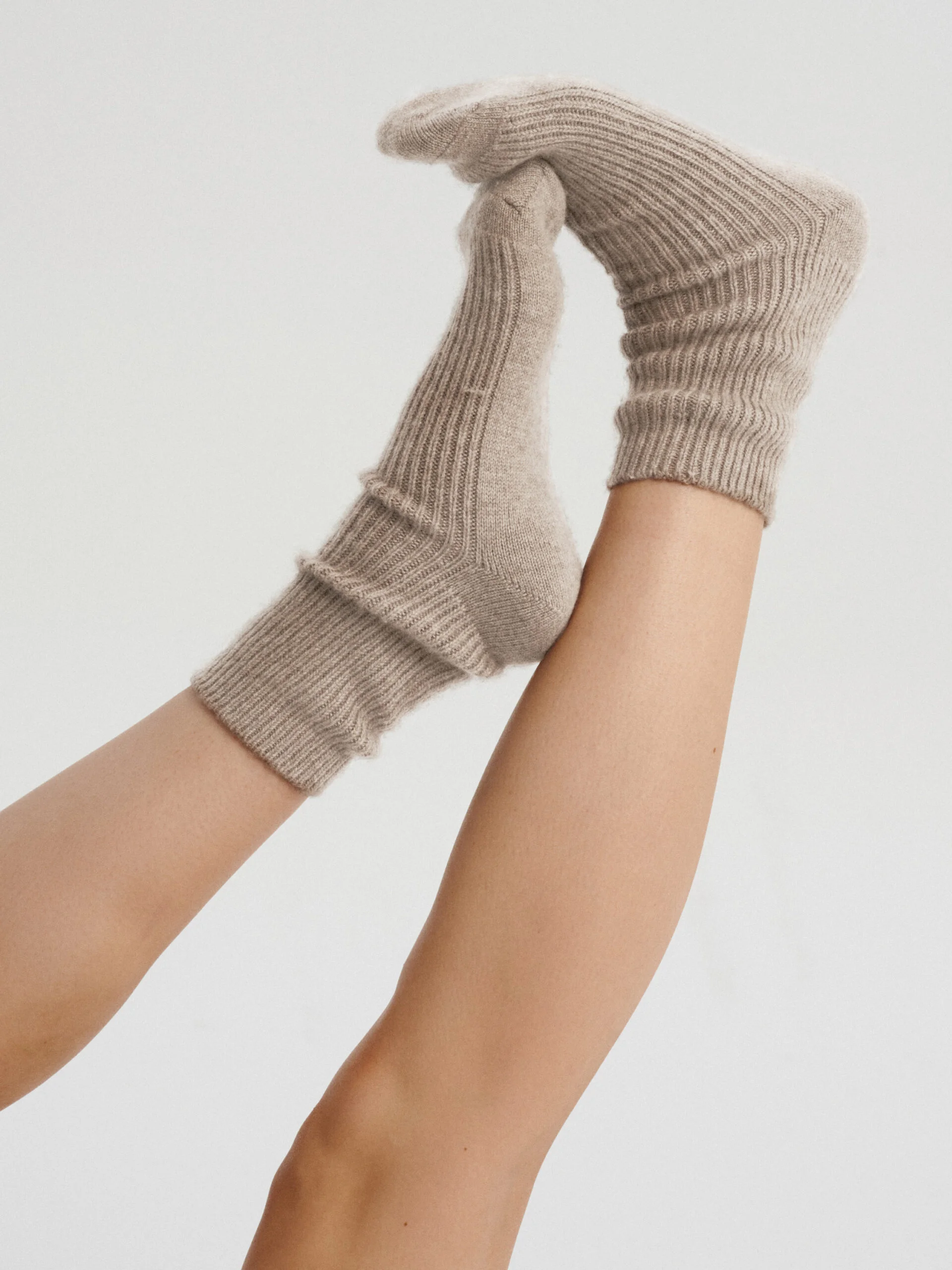 kaszmirowe skarpetki w kolorze chłodnego beżu