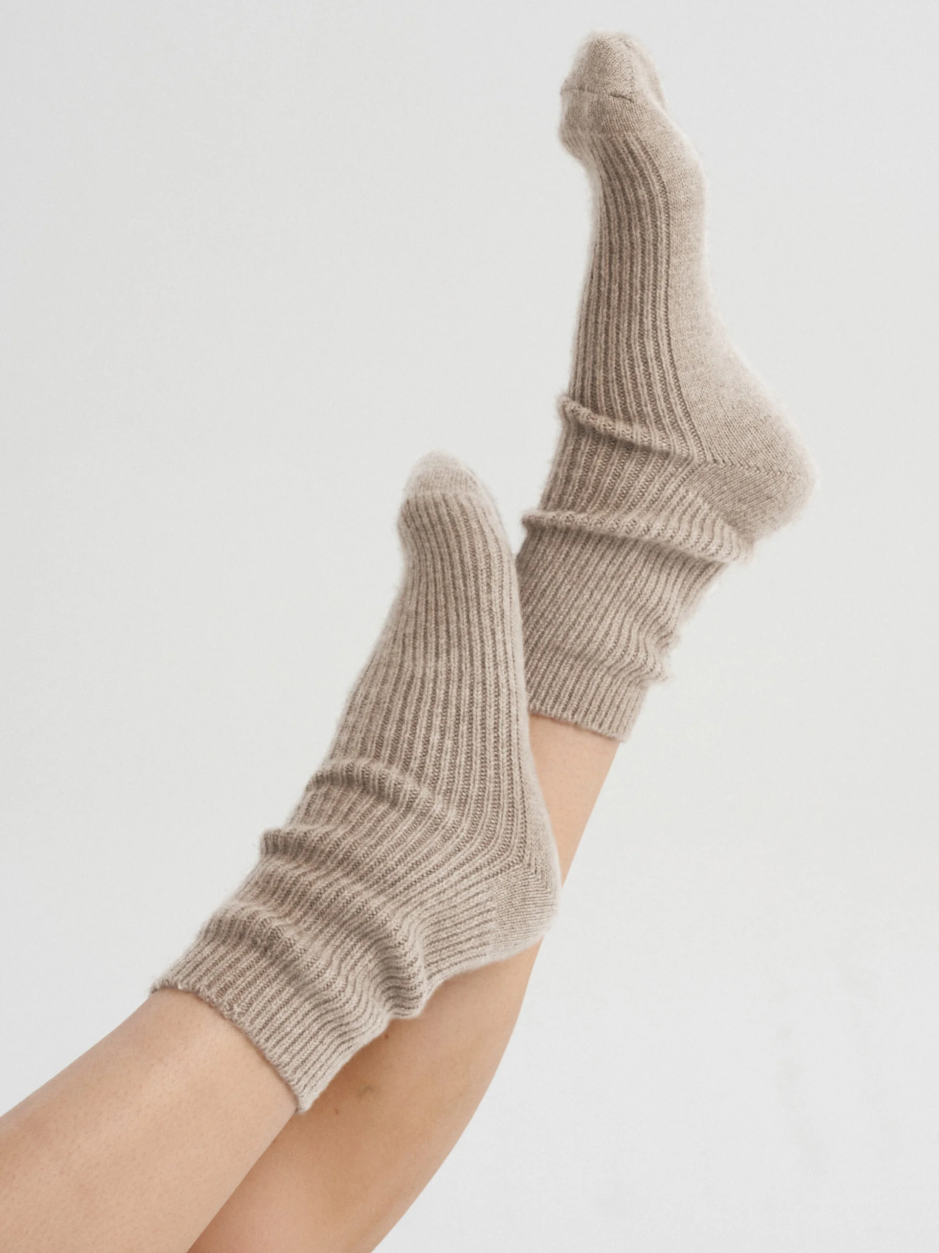 kaszmirowe skarpetki w kolorze chłodnego beżu