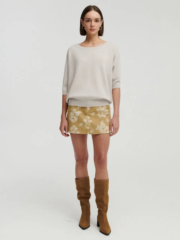 kaszmirowy sweter z krótkim rękawem w kolorze perłowo szarym