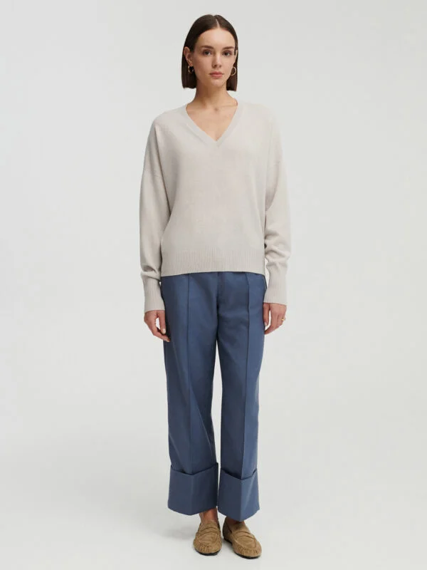 kaszmirowy sweter z dekoltem w serek z długimi ściągaczami w kolorze perłowo szarym