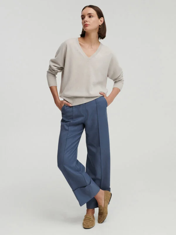 kaszmirowy sweter z dekoltem w serek z długimi ściągaczami w kolorze perłowo szarym