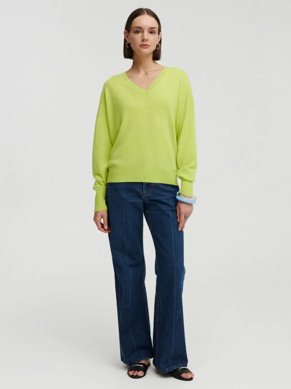 kaszmirowy sweter z dekoltem w serek w kolorze pastelowego limonki