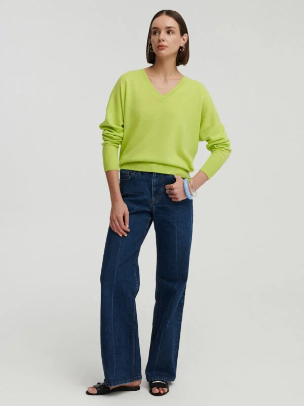 kaszmirowy sweter z dekoltem w serek w kolorze pastelowego limonki