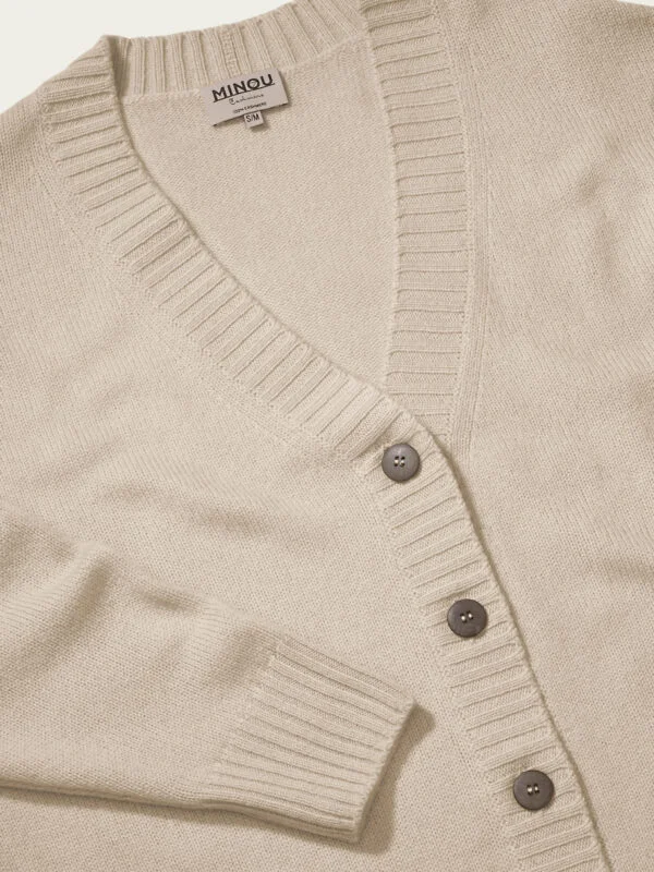 kaszmirowy kardigan z dekoltem w serek w kolorze beżowym