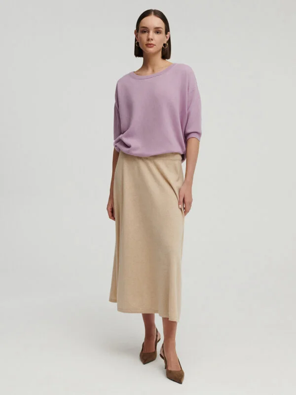 kaszmirowa spódnica w kolorze beżowym i kaszmirowy sweter z krótkim rękawem w kolorze lila