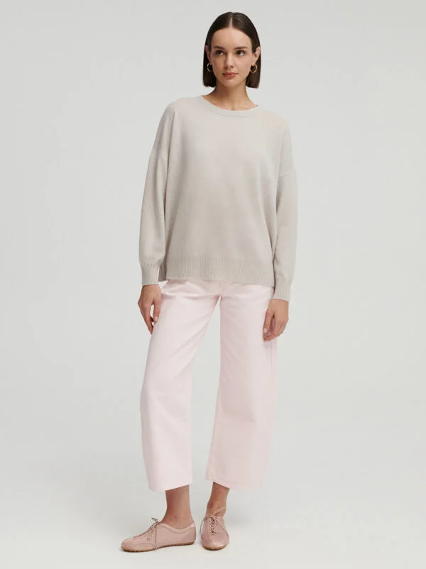 kaszmirowy sweter z okrągłym dekoltem, długim rękawem w kolorze perłowo szarym