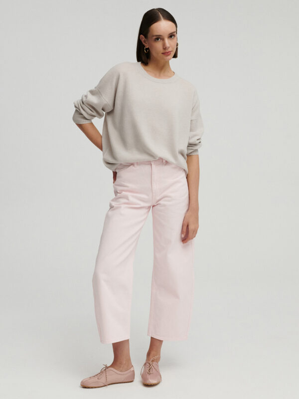 kaszmirowy sweter z okrągłym dekoltem, długim rękawem w kolorze perłowo szarym