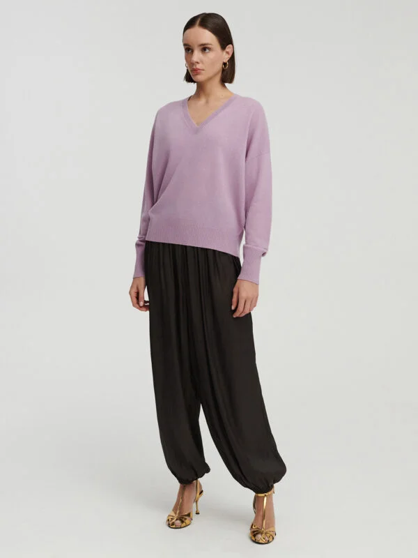 kaszmirowy sweter z dekoltem w serek w kolorze pastelowego lila