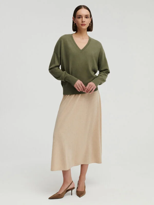 kaszmirowa spódnica w kolorze beżowym i sweter z dekoltem w serek w kolorze oliwkowym