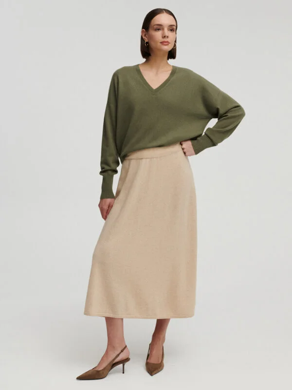 kaszmirowy sweter z dekoltem w serek w kolorze oliwkowym