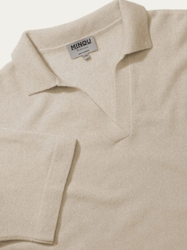 kaszmirowe polo z krótkim rękawkiem w kolorze beżowym detal