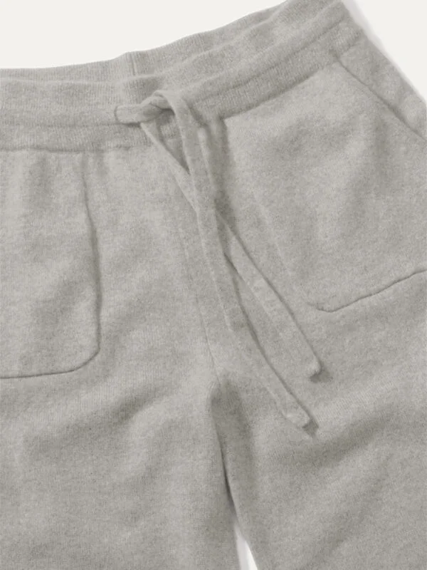 kaszmirowe spodnie w kolorze perłowo szarym detal