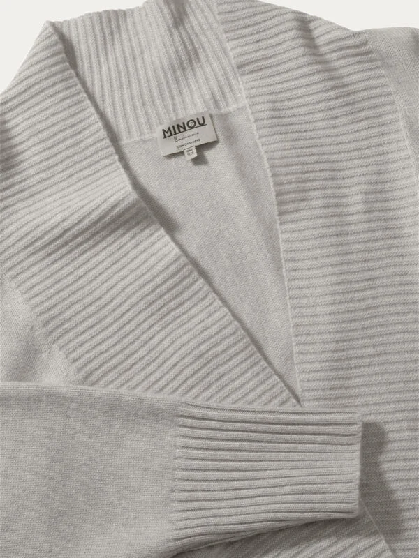 kaszmirowy długi kardigan z kieszeniami w kolorze perłowo szarym detal