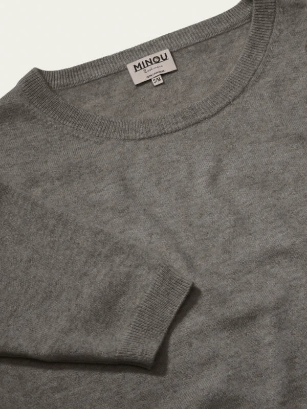 kaszmirowy sweter z krótkim rękawem w kolorze taupe detal