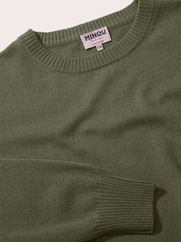 kaszmirowy sweter z okrągłym dekoltem w kolorze oliwka detal