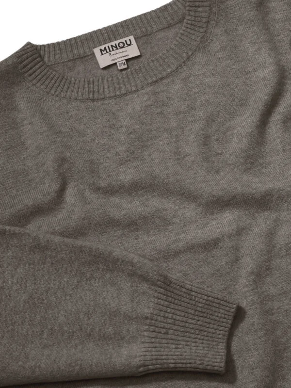 kaszmirowy sweter z okrągłym dekoltem, długim rękawem w kolorze taupe detal