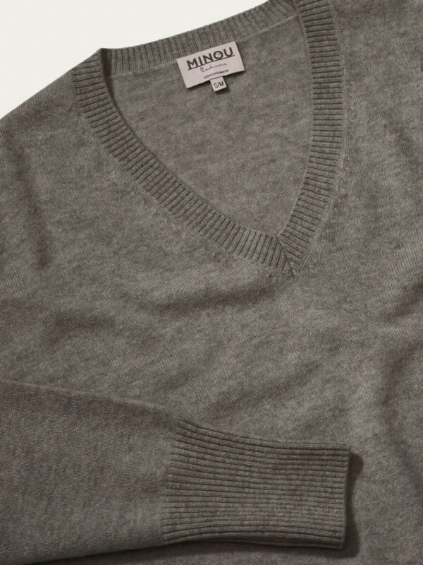 kaszmirowy sweter z dekoltem w serek w kolorze taupe detal