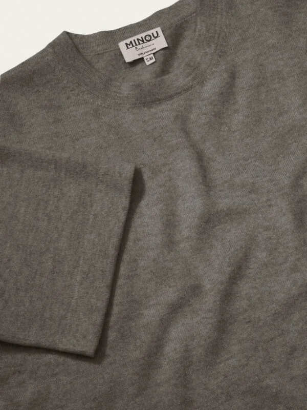 kaszmirowy t-shirt w kolorze taupe detal